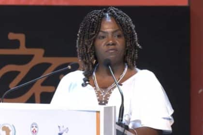 Francia Márquez, en una sala de conferencias, gesticula mientras habla a los medios.