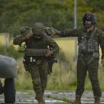 El secretario interino de la Marina habla en una conferencia, rodeado de oficiales en uniformes.
