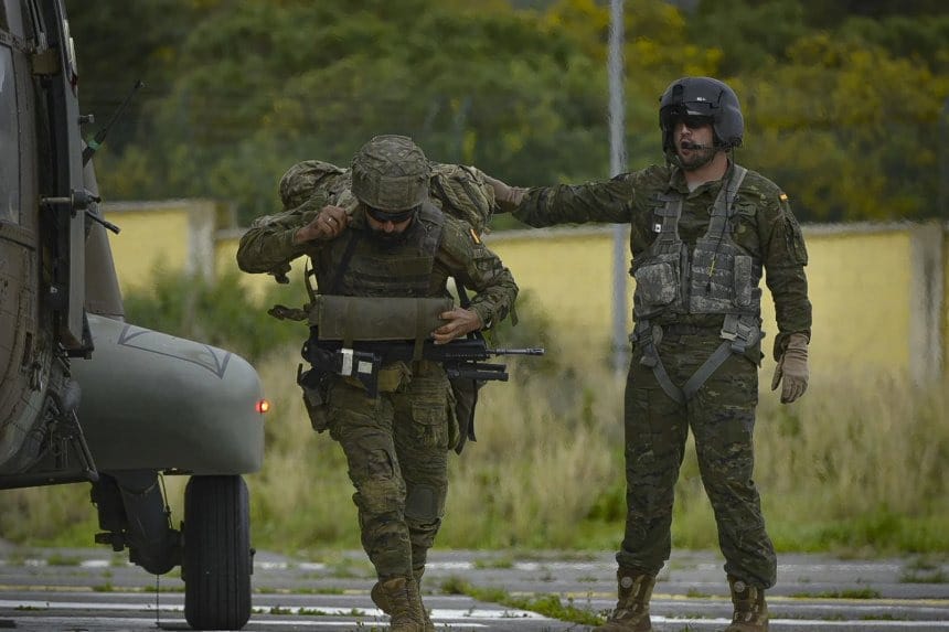 El secretario interino de la Marina habla en una conferencia, rodeado de oficiales en uniformes.