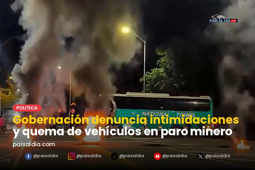 Ambulancia con daños visibles, rodeada de escombros y vehículos incendiados en el Bajo Cauca.