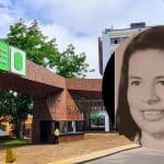 Familiares y amigos de Carmenza Landazábal sostienen su retrato en ceremonia emotiva.