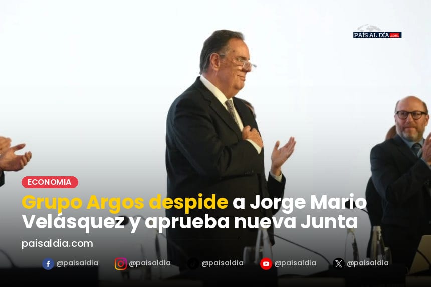 Jorge Mario Velásquez en el escenario recibiendo un homenaje en Medellín.