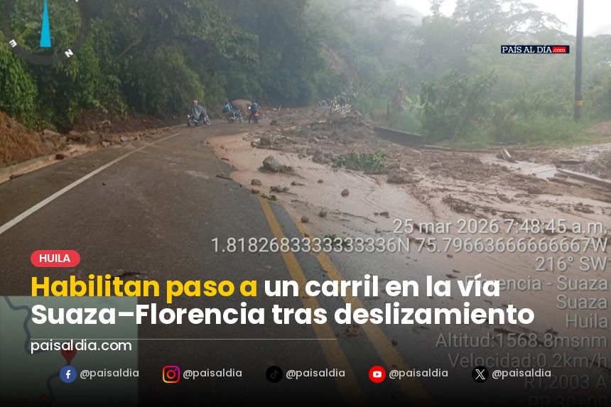 Un camión maniobra por un carril estrecho en la vía Suaza–Florencia, rodeado de tierra y piedras tras un deslizamiento.