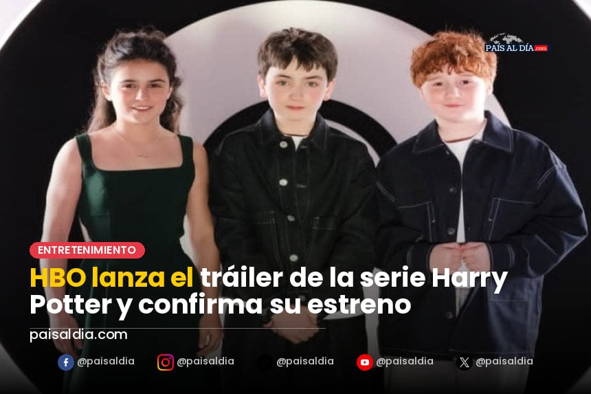 Un grupo de jóvenes mira emocionado el tráiler de Harry Potter en una pantalla grande en un cine, con luces tenues.