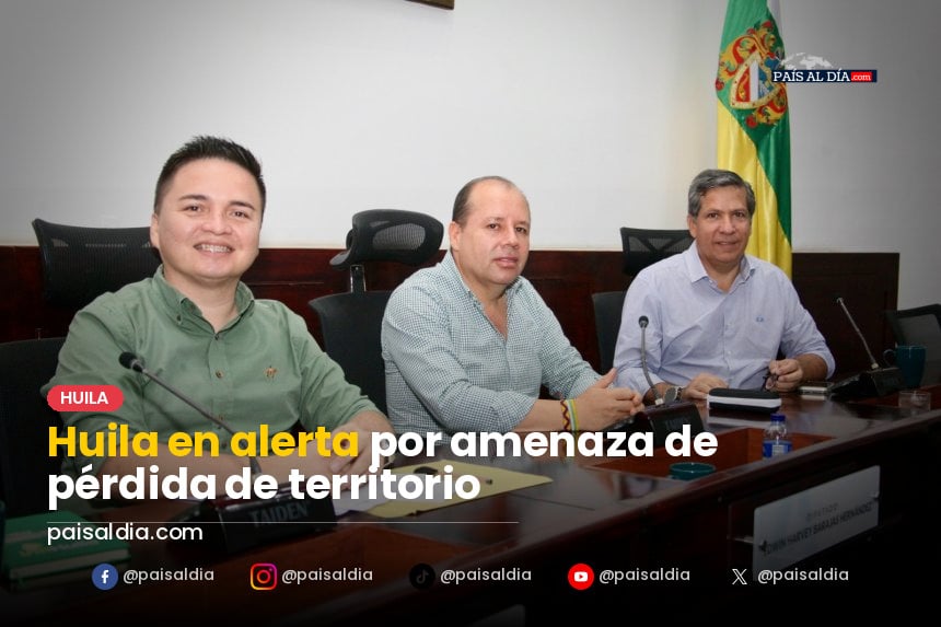 Vista panorámica del Parque Nacional Natural Puracé, con montañas verdes y nubes en el horizonte.