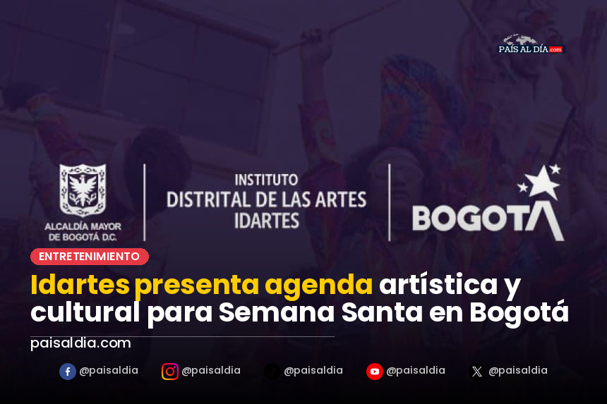 Un grupo de personas disfruta de una obra de teatro al aire libre en Bogotá, rodeados de árboles y decoraciones festivas.