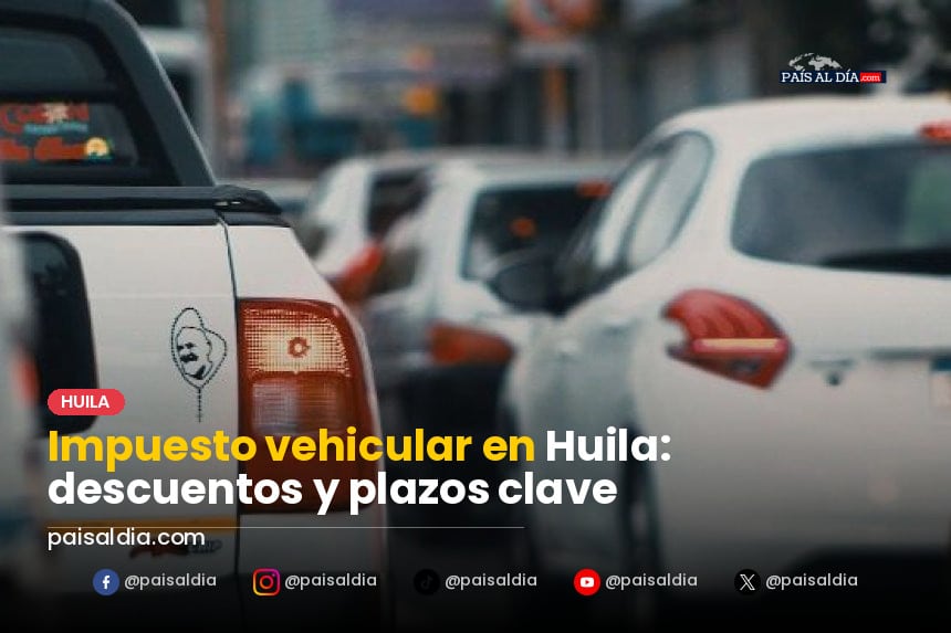Una oficina de tránsito en Huila con personas haciendo fila para pagar impuestos vehiculares.