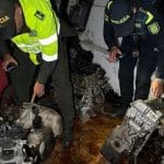 Bomberos controlando las llamas en un desguazadero en Barrios Unidos.