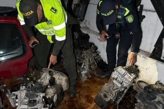 Bomberos controlando las llamas en un desguazadero en Barrios Unidos.