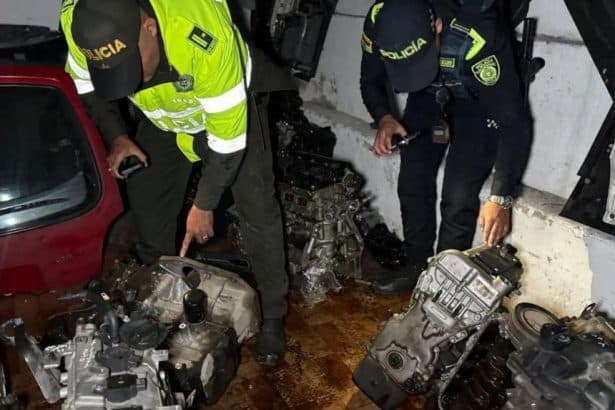 Bomberos controlando las llamas en un desguazadero en Barrios Unidos.