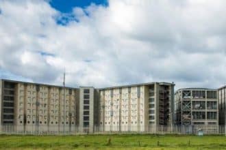 Kiko Gómez y Marquitos Figueroa en un vehículo de traslado, rodeados de guardias.