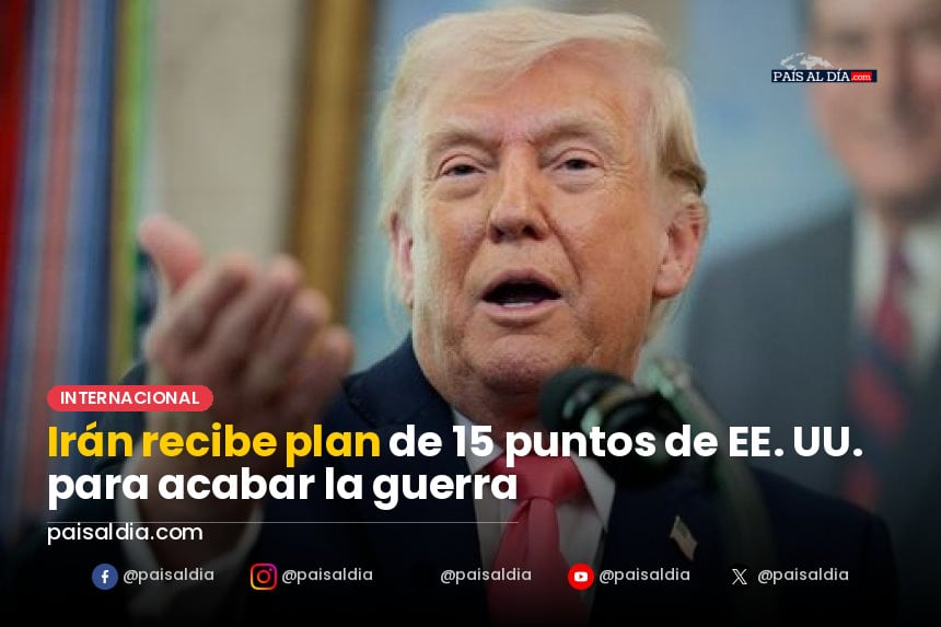 Un grupo de diplomáticos se reúne en una mesa con documentos y banderas de Irán y EE. UU. en un ambiente tenso.