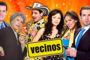 Isabela Córdoba, con expresión de tristeza, sostiene una foto de su madre en un entorno familiar.