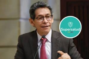 Jaime Urrego en su oficina, revisando documentos con un enfoque decidido.