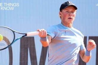 Jannik Sinner celebra su victoria en la cancha del Mutua Madrid Open.
