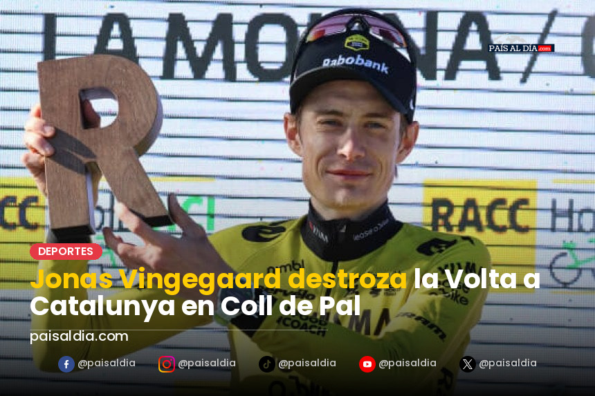 Jonas Vingegaard cruza la meta en Coll de Pal, celebrando su victoria con los brazos alzados.