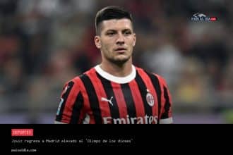 Luka Jovic sonríe mientras baja del avión en Madrid, con maletas en mano y el logo del Real Madrid visible en su chaqueta.