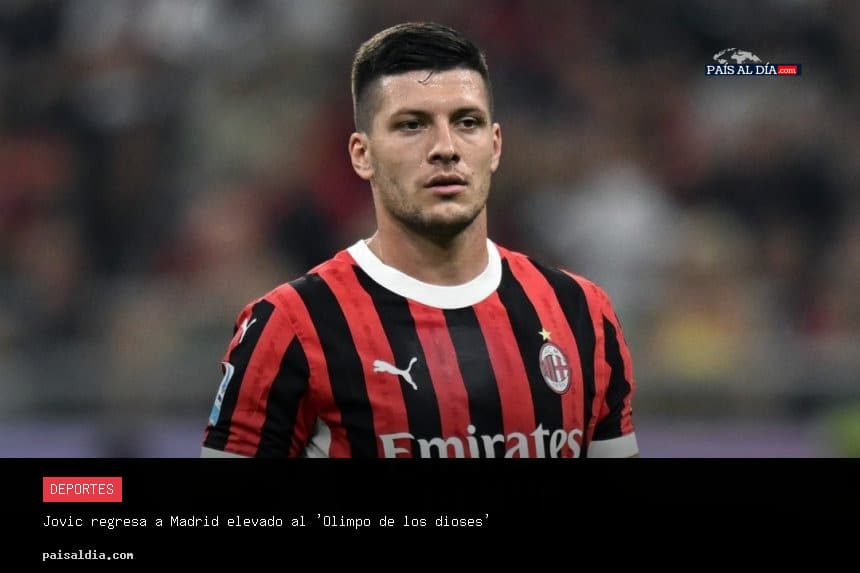 Luka Jovic sonríe mientras baja del avión en Madrid, con maletas en mano y el logo del Real Madrid visible en su chaqueta.