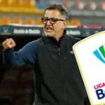 Juan Carlos Osorio en una conferencia de prensa, con micrófono en mano y fondo de logos de Atlético Bucaramanga.