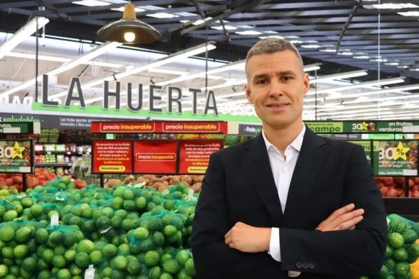 Juan Lucas Vega sonríe mientras sostiene un documento oficial en su nueva oficina.