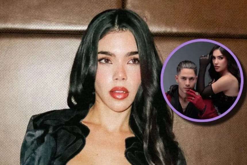 Kenia Os sonríe mientras entrega un cheque en un evento benéfico.