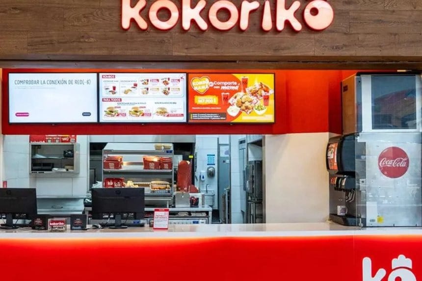 Logo de Kokoriko en un restaurante vacío, mostrando un menú de pollo asado.