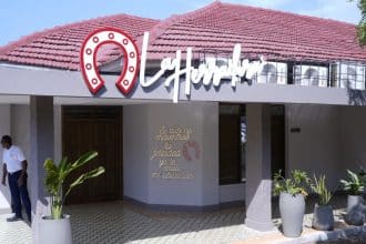 Nuevo local de La Herradura Grill House en Barranquilla con decoración moderna y clientes disfrutando de su comida.