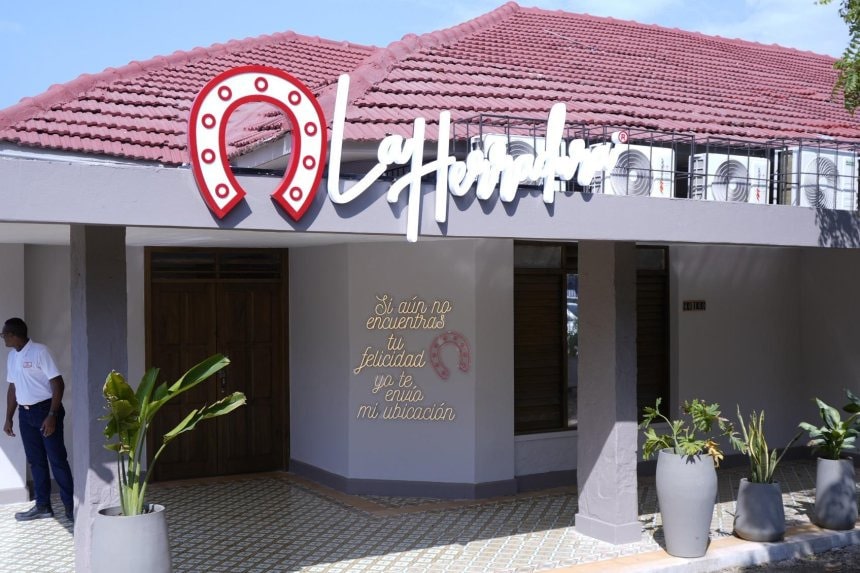 Nuevo local de La Herradura Grill House en Barranquilla con decoración moderna y clientes disfrutando de su comida.