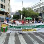 Cerca de 500 maestros marchan con pancartas en Neiva, Huila, exigiendo mejoras en salud.