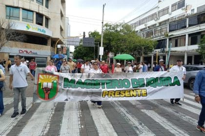 Cerca de 500 maestros marchan con pancartas en Neiva, Huila, exigiendo mejoras en salud.