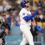 Max Muncy celebra en el dugout tras conectar su tercer jonrón del juego.