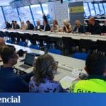 Marc Márquez en plena acción durante la carrera en Jerez, rodeado de un público entusiasta.