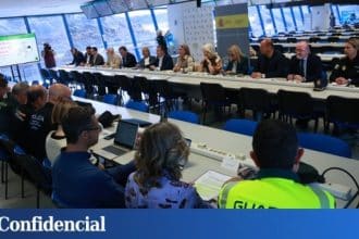 Marc Márquez en plena acción durante la carrera en Jerez, rodeado de un público entusiasta.