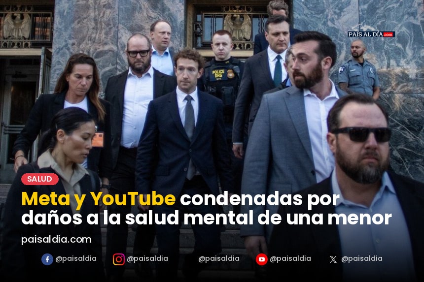 Una joven con expresión preocupada observa su teléfono en un ambiente hogareño.