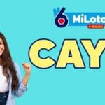 Una mano sostiene un billete de lotería con números ganadores y un fondo de celebración.