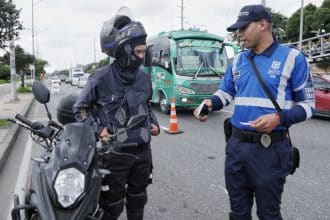 Un grupo de personas en una calle oscura de Cartagena, preocupadas y mirando sus teléfonos móviles.