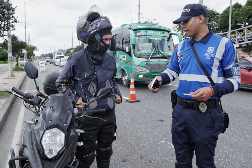 Un grupo de personas en una calle oscura de Cartagena, preocupadas y mirando sus teléfonos móviles.