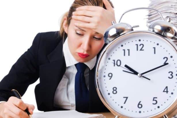 Un grupo de trabajadores sostiene pancartas en una manifestación en Bogotá, exigiendo derechos laborales.