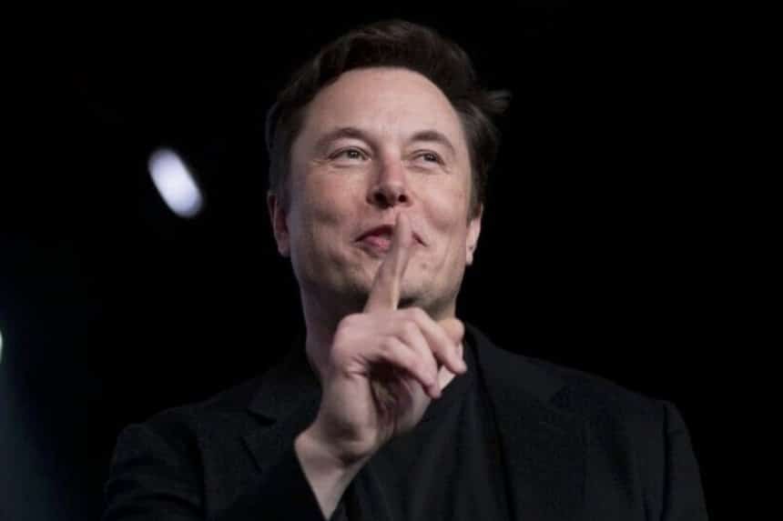 Un iPhone 18 Pro Max en color gris espacial sobre una mesa, mostrando su pantalla vibrante y diseño elegante.