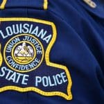 Una escena de tristeza en la calle, con flores y velas en homenaje a los niños fallecidos.