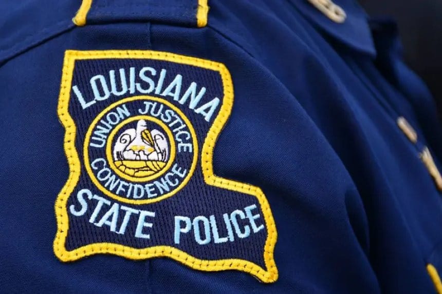 Una escena de tristeza en la calle, con flores y velas en homenaje a los niños fallecidos.