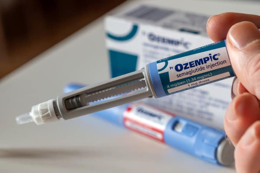 Un médico consulta a un paciente sobre el uso de Ozempic en su tratamiento, en un consultorio moderno.