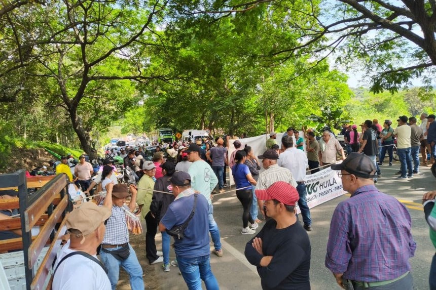 Campesinos levantan barricadas en la vía Neiva – Garzón tras acuerdo.