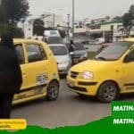 Taxistas en Tunja bloquean una avenida principal con sus vehículos, generando congestión.