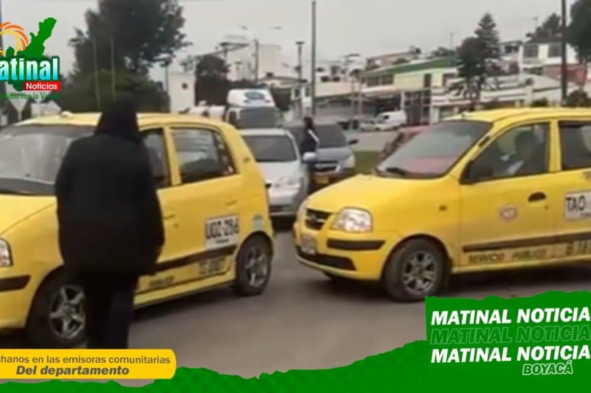 Taxistas en Tunja bloquean una avenida principal con sus vehículos, generando congestión.