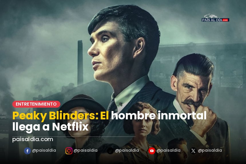 Tommy Shelby, con su icónico abrigo y boina, camina por una calle oscura, iluminada por faroles en una atmósfera tensa.