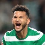 Luis Suárez, con expresión de frustración, observa el balón tras fallar el penalti en un estadio lleno de aficionados.