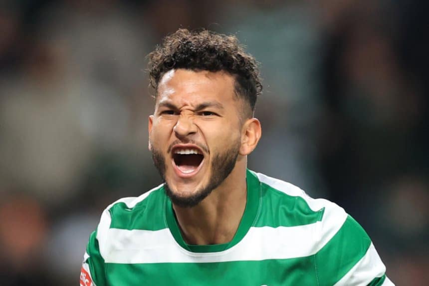 Luis Suárez, con expresión de frustración, observa el balón tras fallar el penalti en un estadio lleno de aficionados.