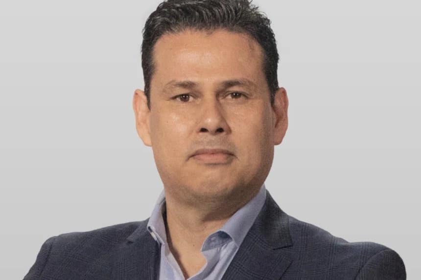 Christian Gaxiola, gerente de Bimbo Colombia, presenta los Pingüinos en un evento, rodeado de productos y asistentes entusias