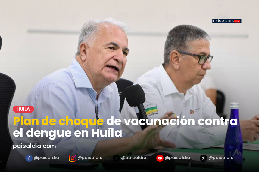 Un grupo de trabajadores de salud administrando vacunas en un centro comunitario en Neiva.